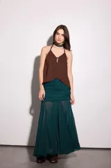 Top reversible de corte suelto y fluido, con tiras cruzadas al cuello y abertura frontal.