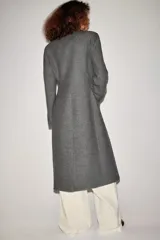 Abrigo largo gris melange de lana de la colección ZW de Zara, con cuello subido, cierre frontal abotonado y bolsillos con solapa en el delantero.