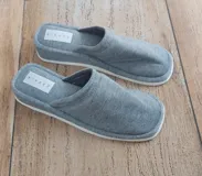 Pantuflas de dama altas, cerradas, de algodón color gris.