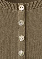 Chaleco de punto fino color verde militar, con cuello redondo, manga corta y cierre frontal completo con botones nacarados.
