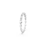Anillo de banda plateada con hilera de piedras blancas talla marquise.