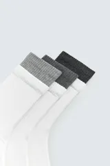 Pack de tres pares de calcetines deportivos blancos, tipo caña media, con puño elástico acanalado en tres tonos: blanco liso, gris claro y gris oscuro/negro.