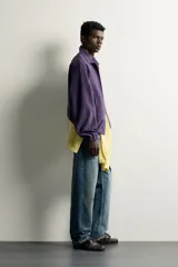 Cazadora regular fit de algodón color violeta, con cuello solapa, cierre frontal de cremallera, bolsillos de vivo en la cadera y acabados elásticos en puños y cintura.