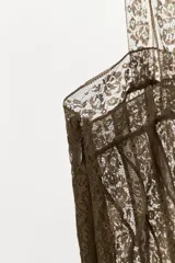 Vestido corto de escote recto y tirantes anchos, confeccionado en tejido combinado con aplicaciones de encaje a tono y detalle de godets en la falda. Cuenta con cierre lateral oculto.