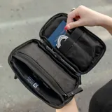 Riñonera negra con correa ajustable para usar como bandolera. Fabricada con material xPac X21 impermeable, cuenta con apertura de 180°, 7 bolsillos internos, 2 bolsillos externos, detalles en color ladrillo y cierres impermeables.