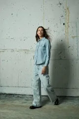 Jean de corte wide leg en color gris lavado, con diseño de tiro alto y cinco bolsillos.