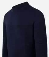 Suéter de punto para hombre con cuello redondo y manga larga. Presenta un diseño combinado con una parte superior lisa y una parte inferior con canalé texturizado horizontal. Marca Marfinno.