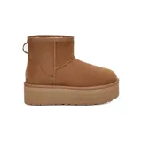 Botas cortas UGG Classic Mini con plataforma, color marrón. Confeccionadas en gamuza y forro de lana UGGplush™. Suela exterior SugarSole™ hecha de espuma de caña de azúcar.