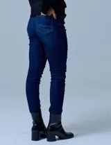Jean skinny de denim azul oscuro, marca Royalty. Tiene pretina con pasadores, botón y cierre. Delantera y trasera con bolsillos.