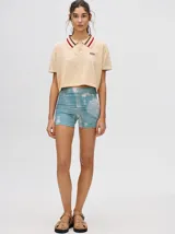 Calza biker de tiro alto con diseño estampado abstracto en tonos marrones, violetas y amarillos. Confeccionada en tejido elástico de lycra.