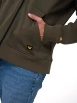 Buzo con cierre frontal completo y capucha, confeccionado en tejido fleece color verde oliva. Presenta bolsillos tipo canguro, puños y ruedo acanalados, y detalle de etiqueta con logo en el bajo.