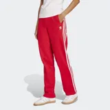 Pantalón deportivo Adidas Beckenbauer color rojo con tres tiras blancas a los costados.