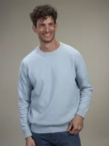 Sweater azul marino de punto con cuello redondo y mangas largas.