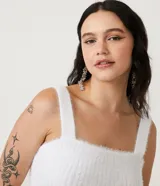 Blusa cropped sin mangas en punto canalé con pelo, escote cuadrado y tirantes anchos.