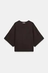 Top rústico color marrón oscuro, con cuello redondo y mangas cortas amplias.