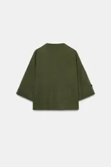 Camisa marrón de manga corta amplia, con cuello solapa y escote pico, cierre frontal con botones.