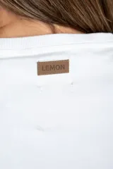 Remera de algodón con elastano, color negro, con mangas 3/4 y cuello redondo. Presenta un calce al cuerpo y está confeccionada en algodón peinado suave y resistente.