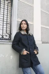 Campera de napalán de cuero genuino color negro, con cuello y puños forrados en piel sintética. Presenta cierre frontal con botones y dos bolsillos frontales amplios.