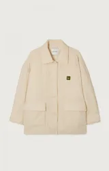 Chaqueta capitoneada color crema, de corte oversize, con cuello camisero, cierre frontal con botones a presión, bolsillos de parche y puños con abertura.
