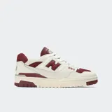 Championes urbanos New Balance modelo 550, color blanco y bordó, con logo "N" característico en los laterales y suela de goma.