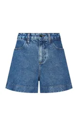 Short de jean de corte recto y tiro alto, con bolsillos laterales y traseros, presillas para cinturón y dobladillo ancho con pespuntes.