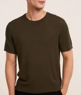 Remera de manga corta color verde militar, confeccionada en viscosa con textura zig zag y cuello redondo acanalado.