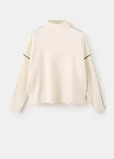 Chaleco de punto color blanco con detalles de líneas negras en los hombros y sisas, cuello alto y diseño holgado.