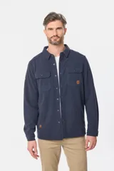 Camisa azul marino de poliéster con textura polar, corte recto, cuello camisero, cierre frontal con botones a presión, dos bolsillos de parche con solapa abotonada en el pecho y puños abotonados.