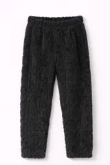 Pantalón de pijama negro con textura de corderito y diseño de ochos, con cintura elástica.