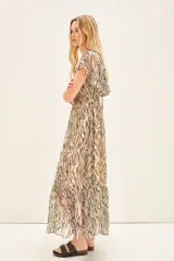 Vestido largo de viscosa jacquard con estampado de cebra en tonos marrón y negro, con detalles en lurex dorado. Presenta escote en V cruzado, elástico en la cintura y mangas cortas con volados.