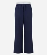 Pantalón deportivo de corte recto confeccionado en poliamida con tecnología dry. Presenta una cintura elástica en color gris contrastante y bolsillos laterales funcionales.