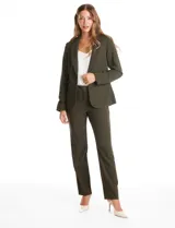 Blazer sastrero de corte entallado en color beige. Presenta cuello con solapa clásica, cierre frontal con un botón a tono, hombreras ligeras para una estructura definida y bolsillos laterales con solapa. Incluye forro interno.