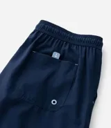 Bermuda masculina color beige, tipo boardshort, confeccionada en microfibra. Cuenta con cintura elástica, cordón ajustable y bolsillos.