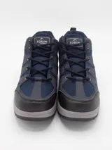 Bota de trekking Forum, color azul marino con detalles en negro y suela gris. Presenta un diseño de caña media con cordones, confeccionada en una combinación de malla y material sintético resistente.