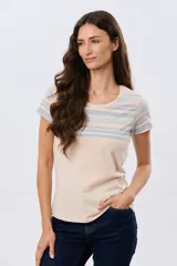 Remera de manga corta con cuello redondo, de color beige con diseño de franjas horizontales en tonos celestes y rosados en la parte superior.
