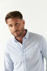 Camisa celeste de algodón con corte slim fit y logo bordado en el pecho.