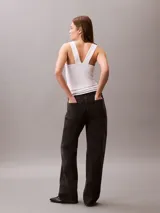 Musculosa de Calvin Klein confeccionada en tejido de punto de canalé, con ajuste slim, cuello redondo y logo gráfico de la marca estampado en el frente.