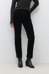 Pantalón negro de pana de corte recto.