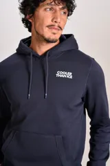 Hoodie azul marino con capucha y cordones ajustables, cuenta con un bolsillo tipo canguro frontal y un estampado pequeño en el pecho con la frase 'COOLER THAN ICE'.