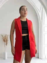 Chaleco rojo sin mangas con solapas, bolsillos delanteros y cierre con botones dorados.