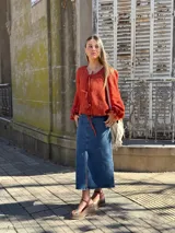 Bandolera color arena, confeccionada 100% en cuero con forro interno de tela.