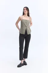 Jean straight crop de tiro alto, con piernas rectas y largo por encima de los tobillos. Presenta terminación desflecada y diseño clásico con bolsillos.