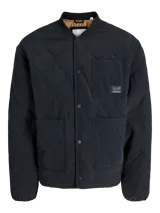 Campera acolchada color negro con diseño de costuras onduladas, cuello estilo baseball y cierre frontal con botones a presión. Presenta un bolsillo tipo parche en el pecho con etiqueta de marca y dos bolsillos laterales inferiores.