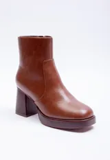 Bota de caña media color negro, con plataforma y taco alto cuadrado.