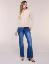 Cardigan tejido con cierre frontal de la marca Rio & Rian, de silueta entallada y estilo bomber, color beige. Cuenta con cuello a la base, cierre metálico completo, textura labrada en relieve en el frente y las mangas, mangas largas con puños acanalados y ruedo recto.
