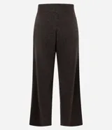 Pantalón de corte recto confeccionado en tejido de punto, con cintura elástica de tiro medio. Presenta un diseño minimalista y cómodo, ideal para un look sofisticado.