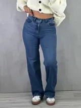 Pantalón de jean azul de corte wide leg.