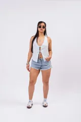 Short de denim celeste claro, de tiro medio-alto, con lavado clásico y dobladillo desflecado.