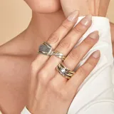 Anillo de diseño combinado en plata 925 y oro 9k, con textura granulada y acabado bicolor.