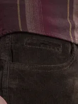 Pantalón de pana marrón de corte recto.